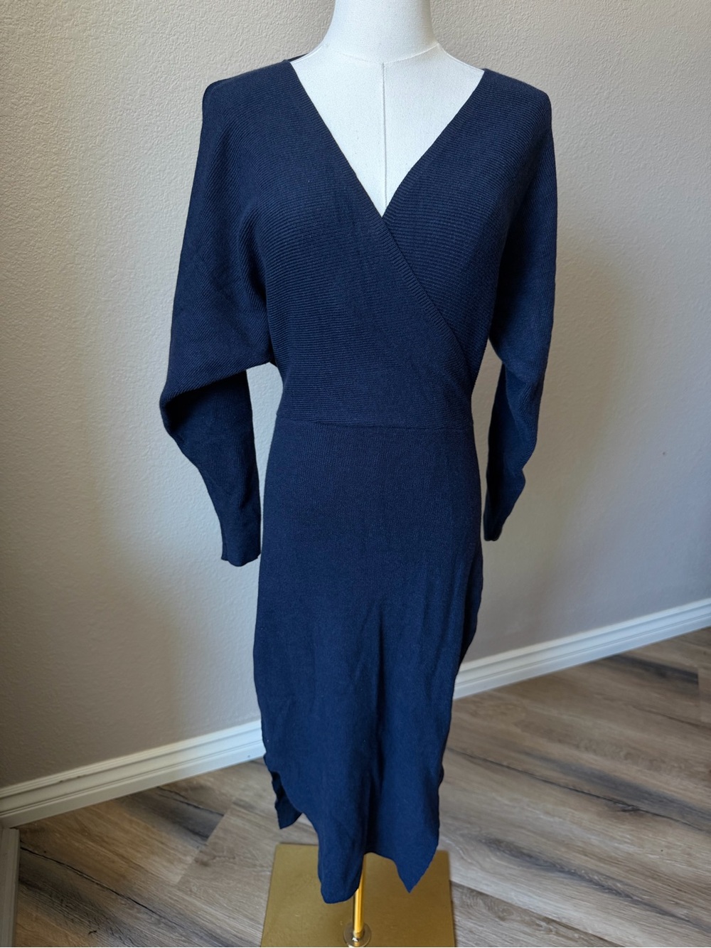 NWOT Sleek Navy V-Neck Wrap Midi Dress batwing sleeves, medium